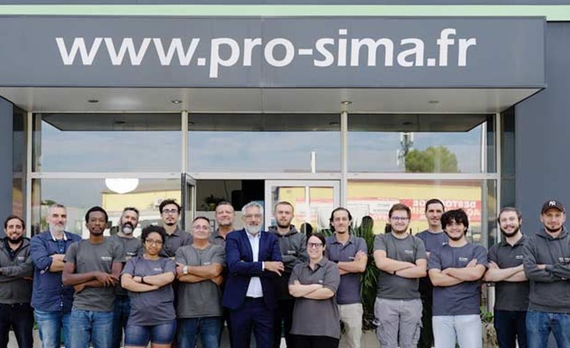 L'équipe de Prosima devant les locaux de l'entreprise à Montpellier